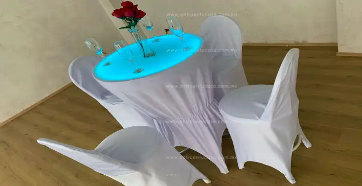 mesa iluminada con funda