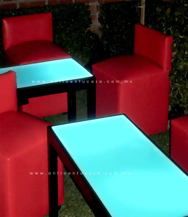 salita lounge con mesa iluminada