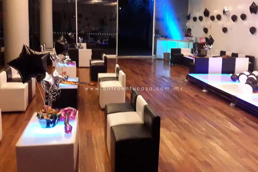 sala lounge con mesa iluminada