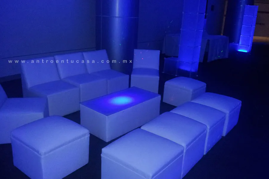 sala lounge con mesa iluminada