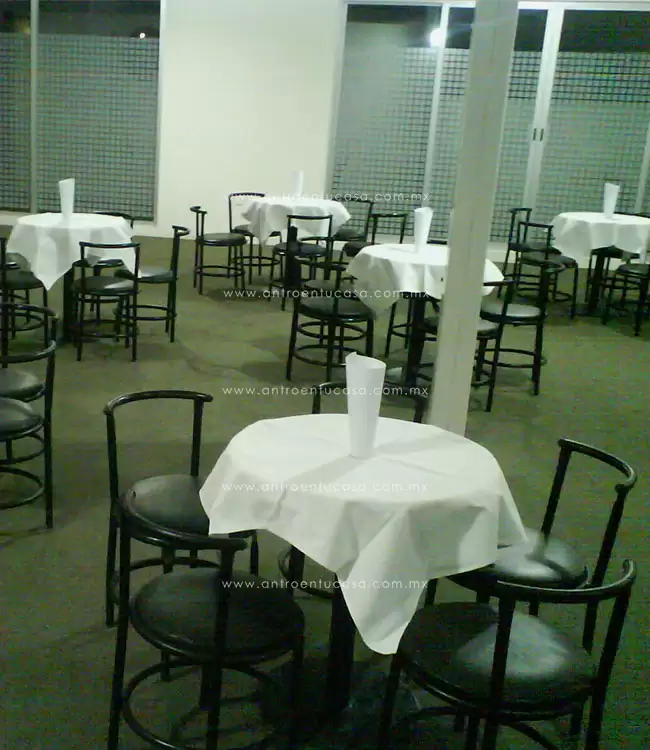 Sillas y mesas de bar en renta
